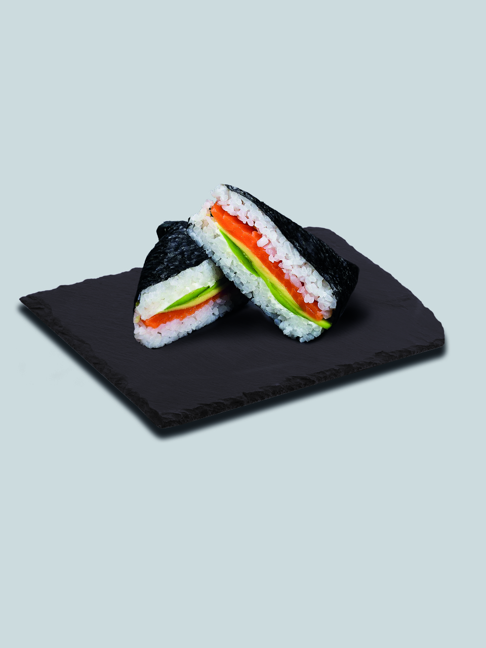 Онигири с лососем и авокадо